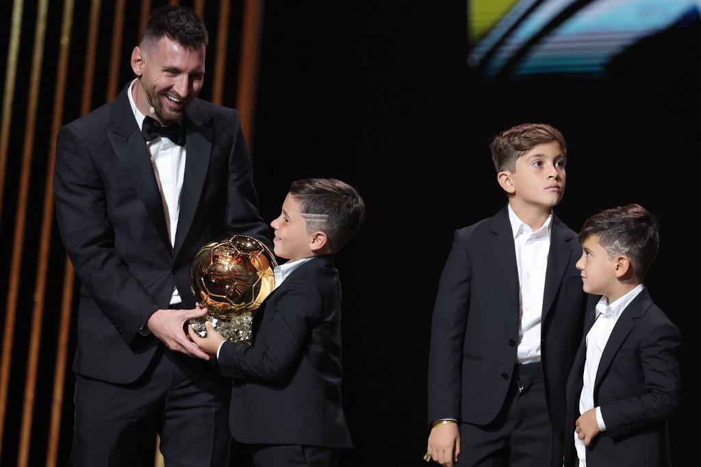 Lionel Messi junto a sus hijos con el Balón de Oro 2023.