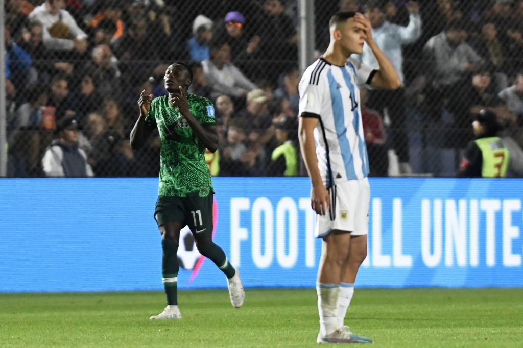 Ibrahim Muhammad de Nigeria celebrando su gol ante el lamento de un jugador argentino.
