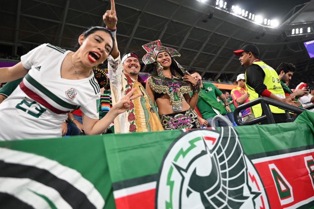 Chicas, hondureño presente y besos en debut de México