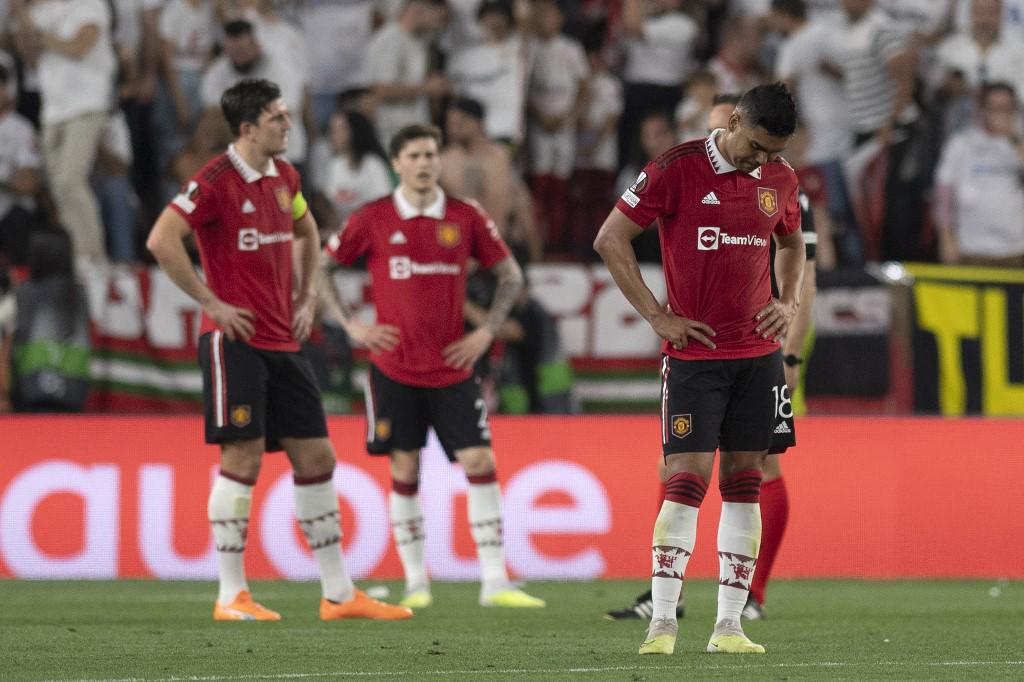 Casemiro lamentando la goleada de 3-0 ante Sevilla.