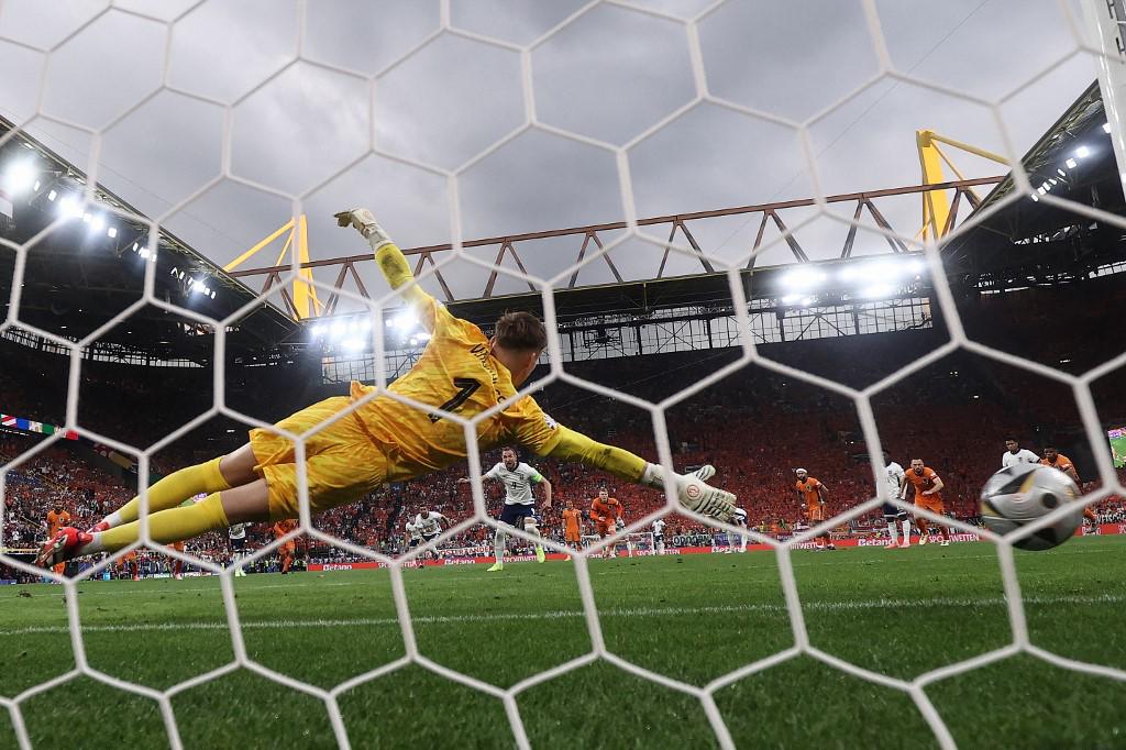 El penal cobrado por Harry Kane fue imposible de poder detener para el portero de Países Bajos.