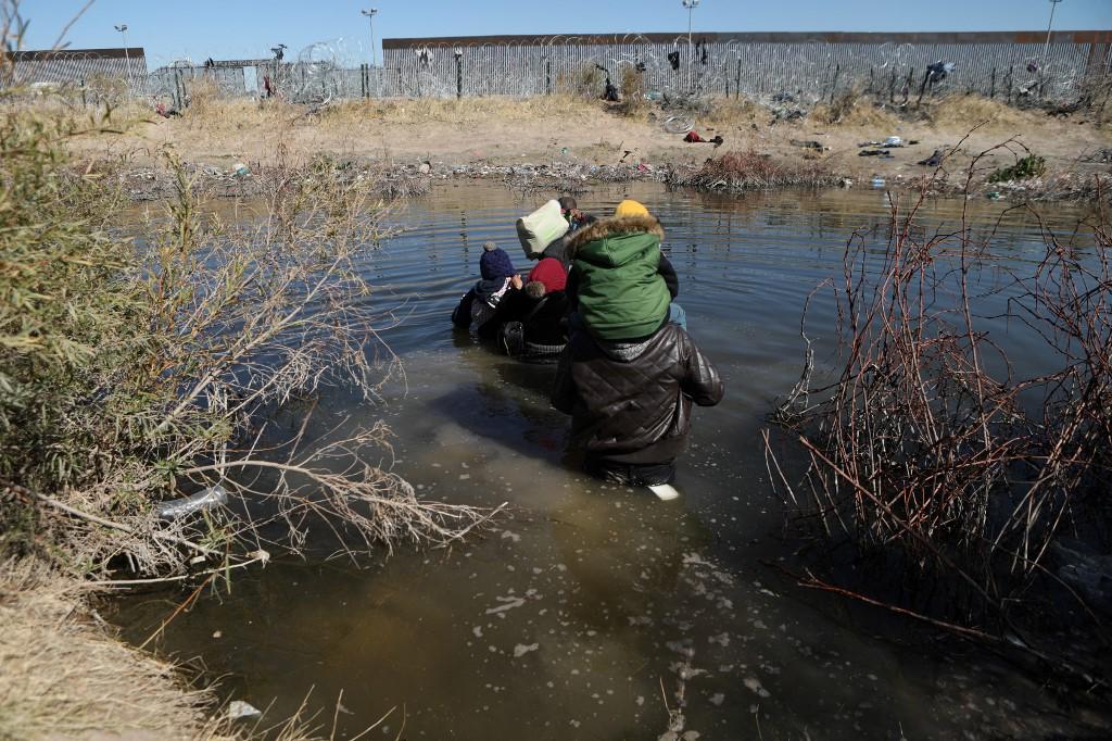 Rescatan a dos menores y seis adultos en el río Bravo