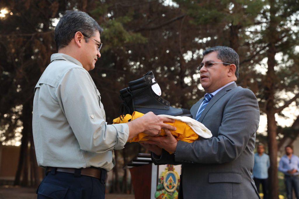 Alerta roja internacional para capturar al exministro Leonel Ayala