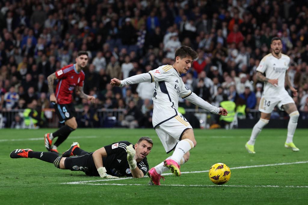 Arda se quitó al portero del Celta de Vigo en el área y empujó la pelota al fondo de las redes.