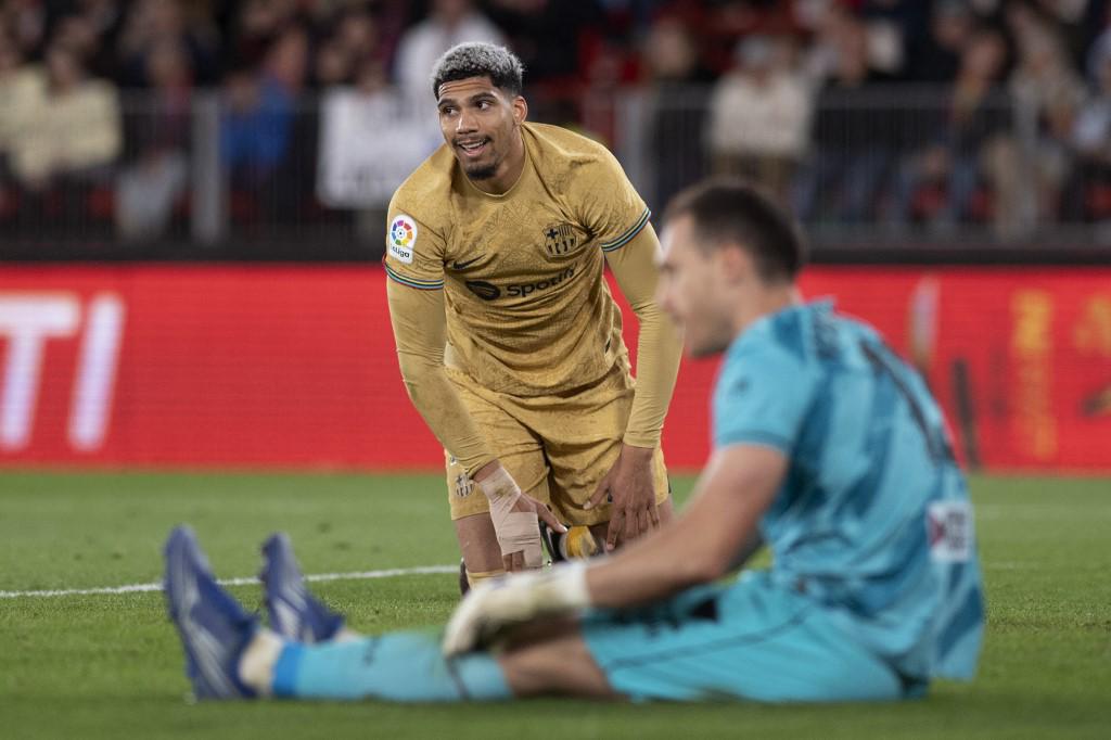 El uruguayo Ronald Araujo ingresó de cambió y terminó como delantero pero no evitar la caída del Barcelona.