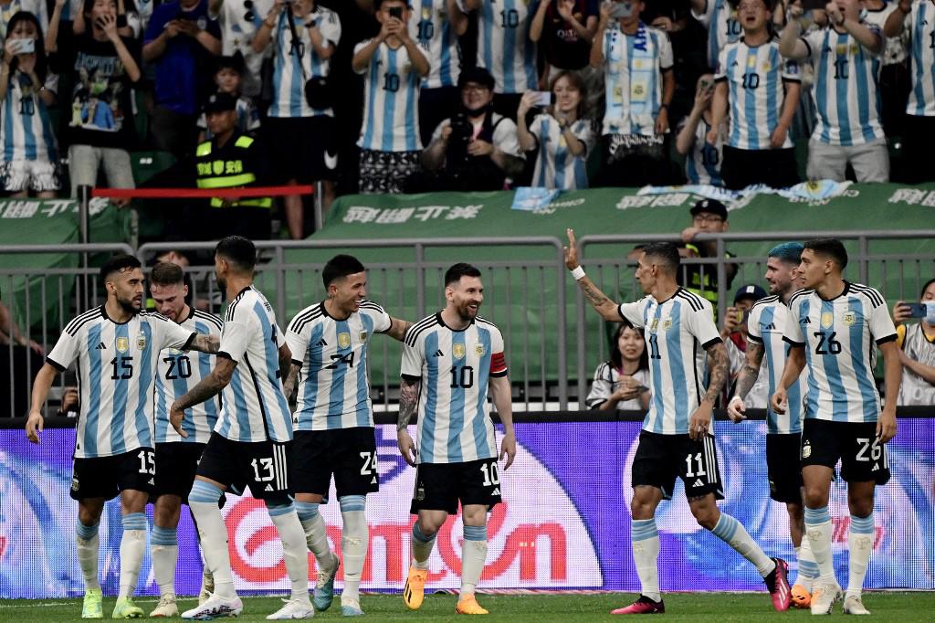 Messi celebrando con sus compañeros argentinos su anotación.