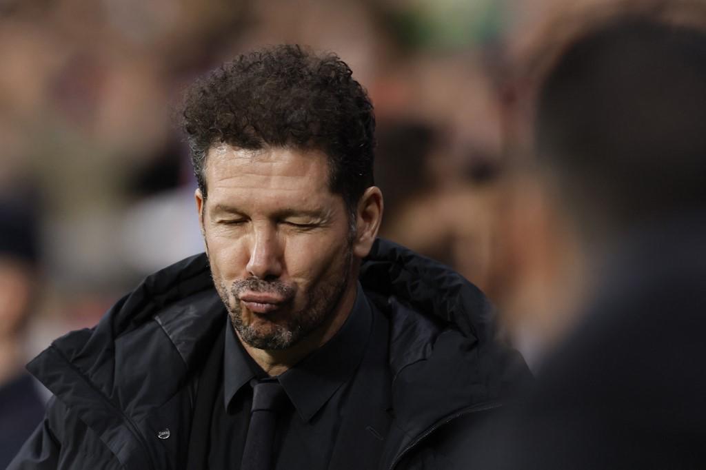 Diego Simeone, DT del Atlético de Madrid, y su reacción tras una falla de sus dirigidos.