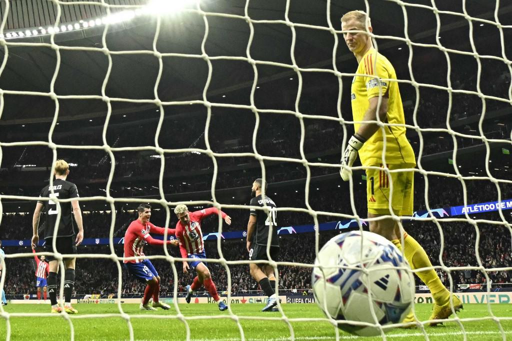 Joe Hart, portero del Celtic, ve el balón en el fondo de las redes.