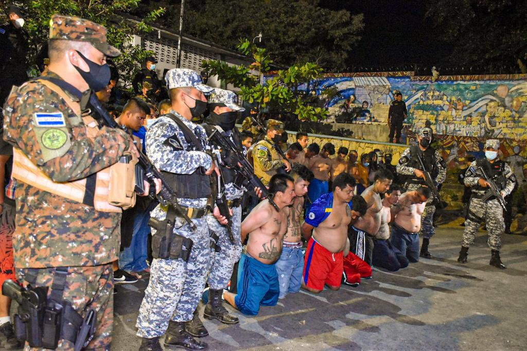 “Ni un rayo de sol”: El Salvador aísla a pandilleros presos tras nueva ola de homicidios