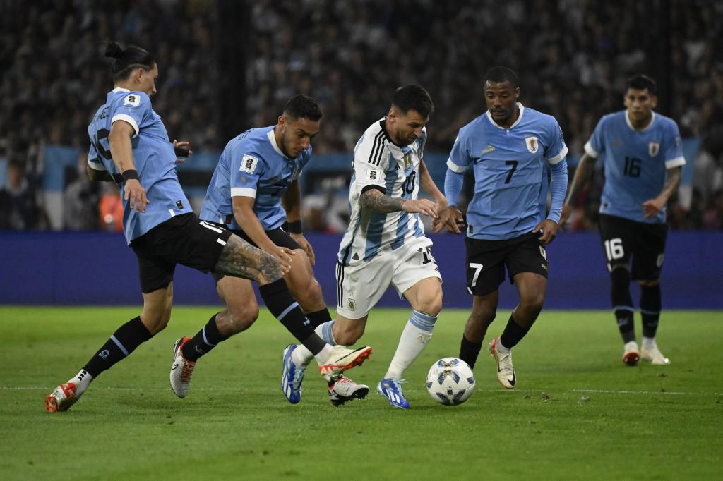 Tres jugadores uruguayos marcan a Lionel Messi durante el Argentina vs Uruguay disputado en La Bombonera.