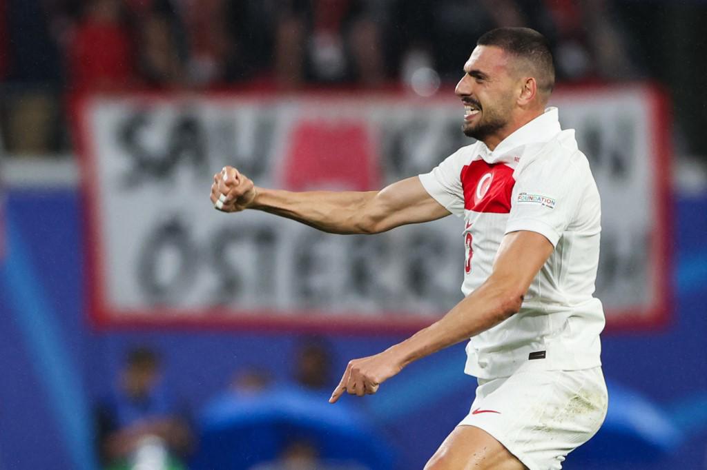 El defensor Demiral fue el héroe de Turquía al marcar un doblete en el duelo ante Austria.