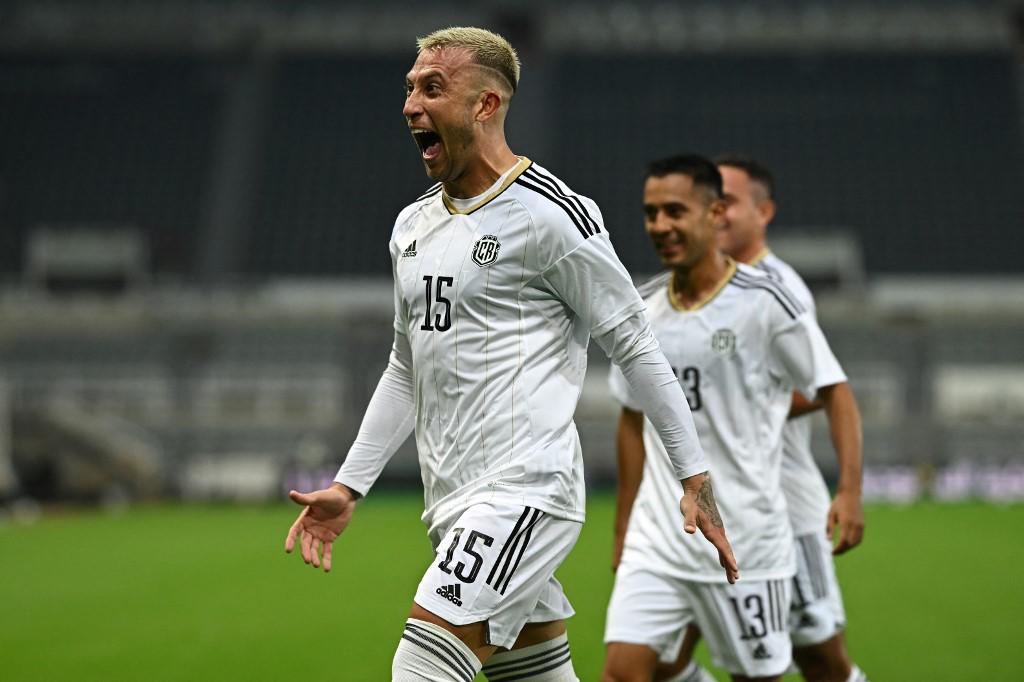 El defensor tico Francisco Calvo celebrando el gol ante los árabes.