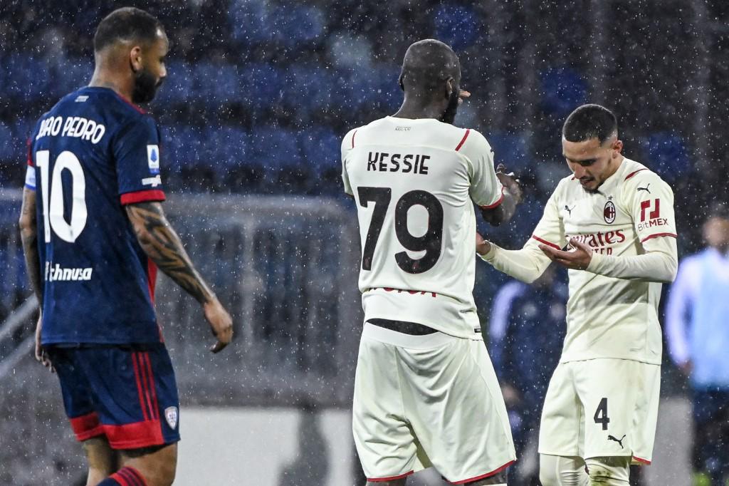 Ismaël Bennacer fue felicitado por Kessié tras su golazo que le dio el triunfo al AC Milan. Foto AFP.