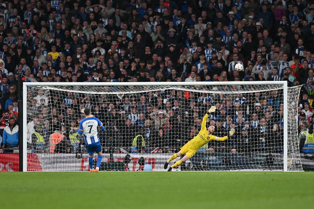 El penal de Solly March del Brighton en la tanda ante Manchester United.