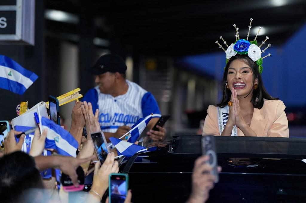 La nicaragüense Sheynnis Palacios, Miss Universo 2023, sonríe a sus seguidores tras llegar al Aeropuerto Internacional de Tocumen en la Ciudad de Panamá.