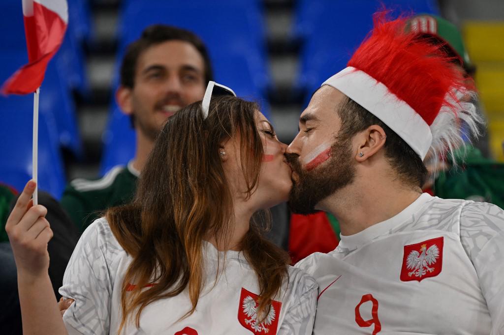 Chicas, hondureño presente y besos en debut de México