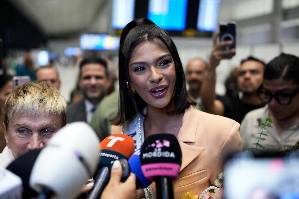 Osmel Souza y Sheynnis Palacios platican con los periodistas de Panamá.