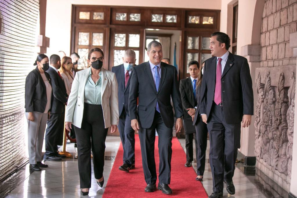 Ecuador reclama a Honduras por visita del expresidente Rafael Correa