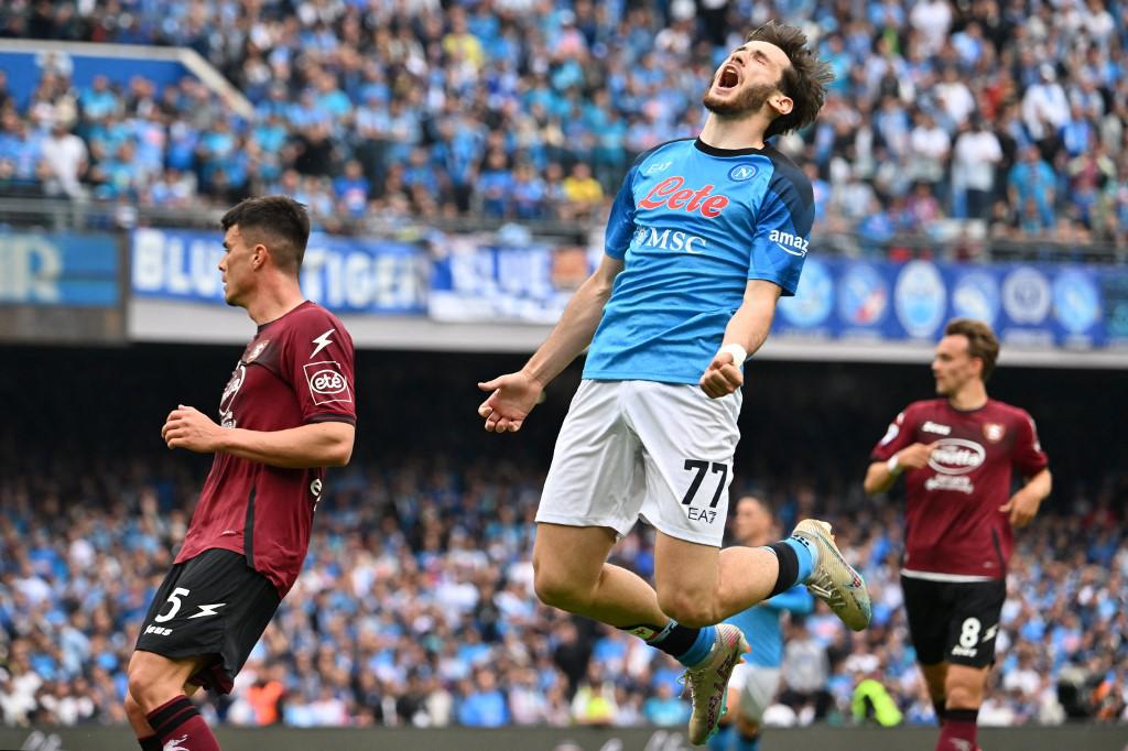 Khvicha Kvaratskhelia lamentando una ocasión clara de marcar.