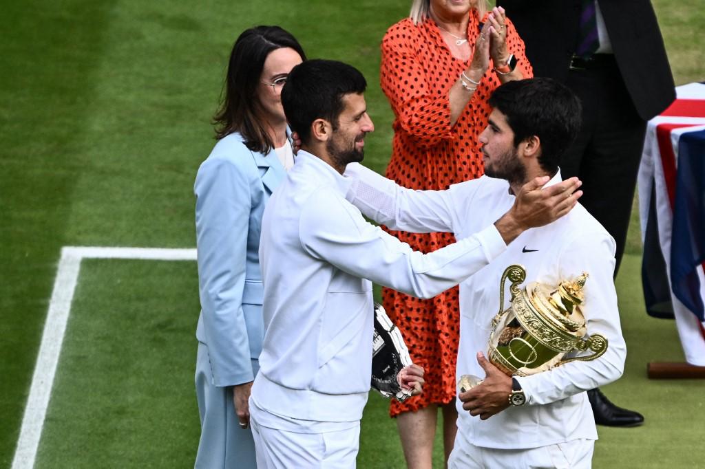 Djokovic felicitó a Alcaraz tras la victoria del español.