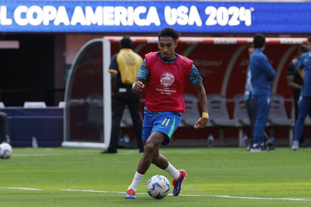 Raphinha en los ejercicios de precalentamiento.