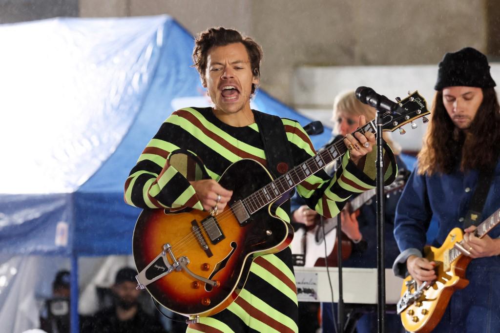 Harry Styles se presenta en “Today” de NBC en Rockefeller Plaza el 19 de mayo de 2022 en la ciudad de Nueva York.