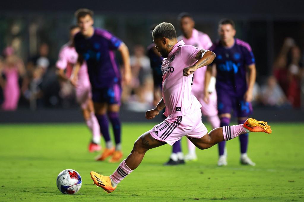 El venezolano Josef Martínez anotó de penal.