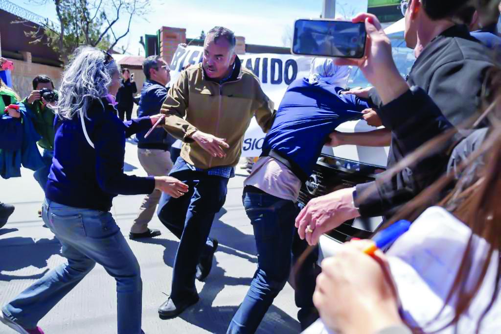 Decenas de migrantes reclamaron justicia al presidente López Obrador