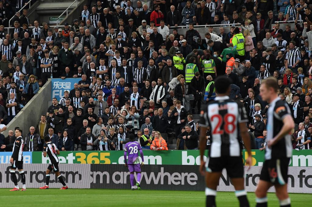 El duelo Newcastle vs Tottenham se paró por unos minutos ya que atendieron al aficionado que estaba mal de salud.