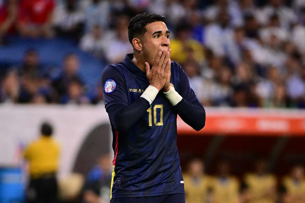 Kendry Paéz de Ecuador lamentando una ocasión clara de marcar.