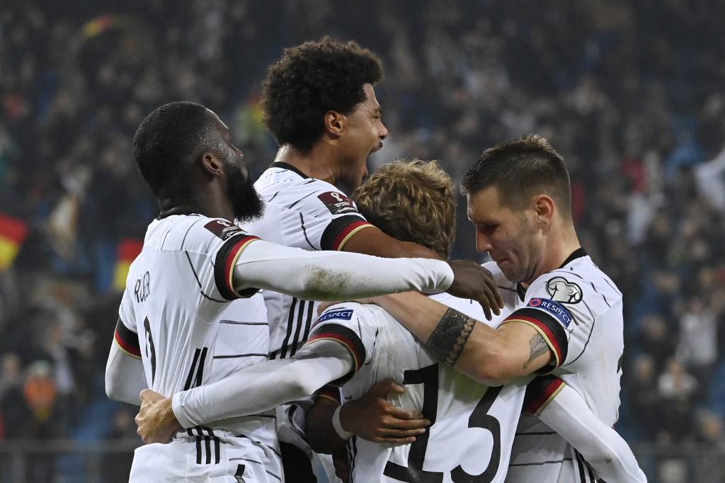 Jugadores de Alemania celebrando uno de los dos goles con el que vencieron a Rumania.