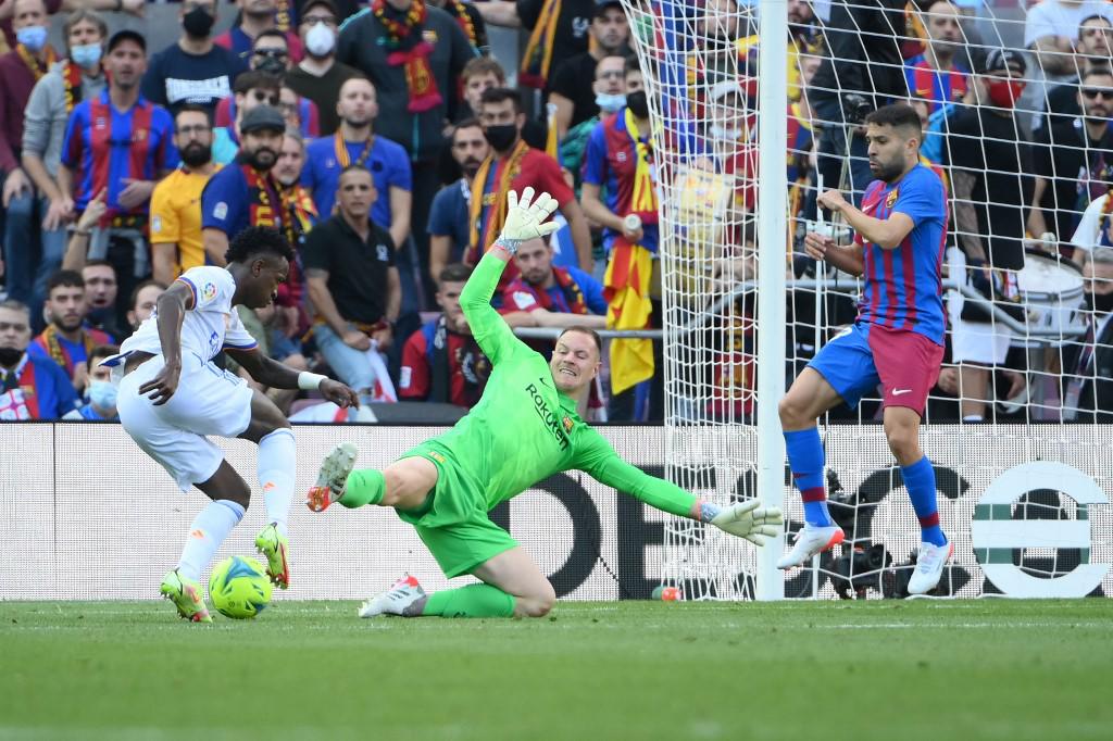 Real Madrid da un golpe de autoridad tras vencer al Barcelona y sube a la cima