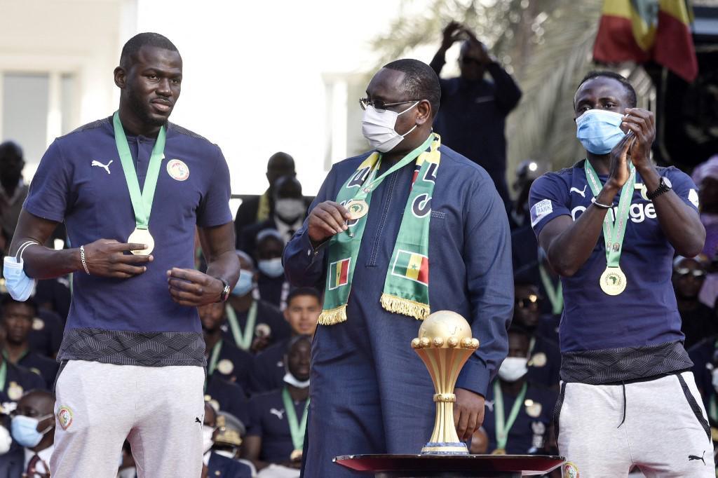 Macky Sall (centro) es el presidente de Senegal y ha decidido premiar a los jugadores de la selección con dinero y terrenos.
