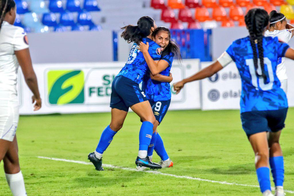 Los festejos de la selección de El Salvador tras el primer gol en la goleada ante Honduras rumbo a la Copa Oro W 2024.