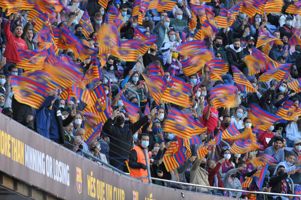 Aficionados del Barcelona llegaron al Camp Nou para presenciar la presentación de Xavi como su nuevo timonel.
