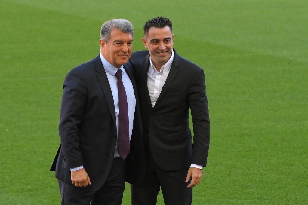 El presidente Joan Laporta del Barcelona en el momento que presentaba a Xavi en el césped del Camp Nou.