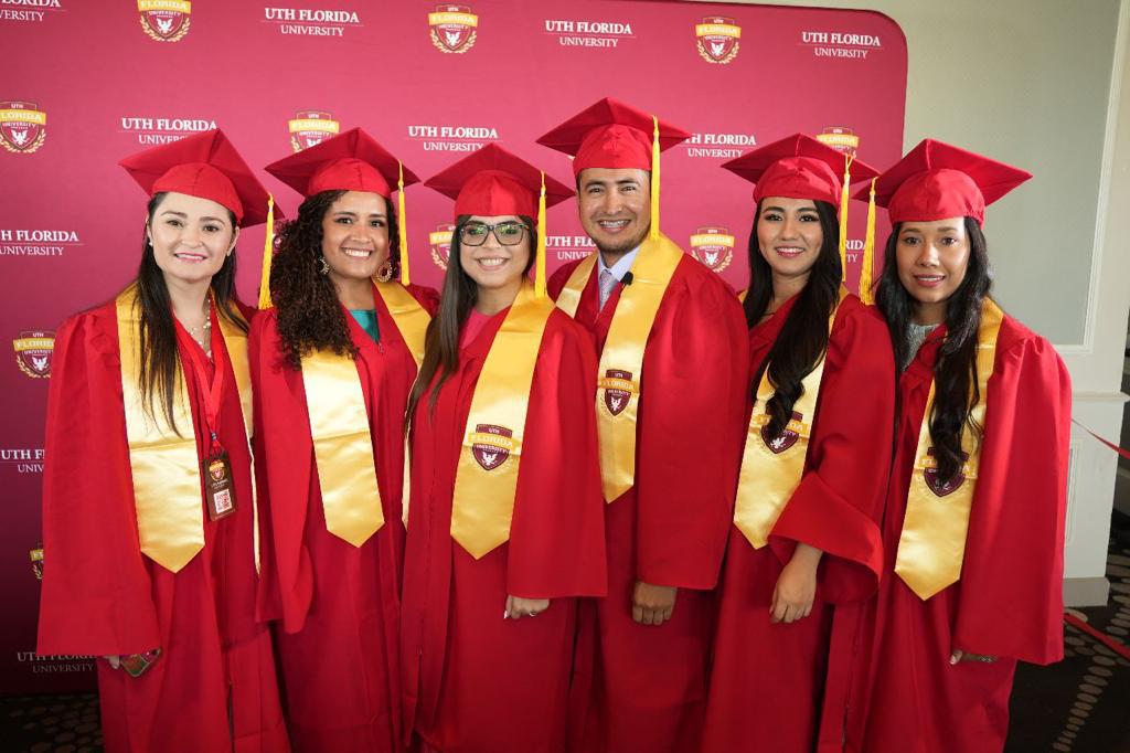 UTH Florida University celebra su graduación en Miami, EUA