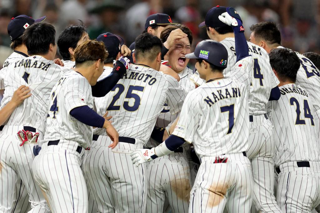 Los japoneses celebraron a lo grande la victoria ante los mexicanos.