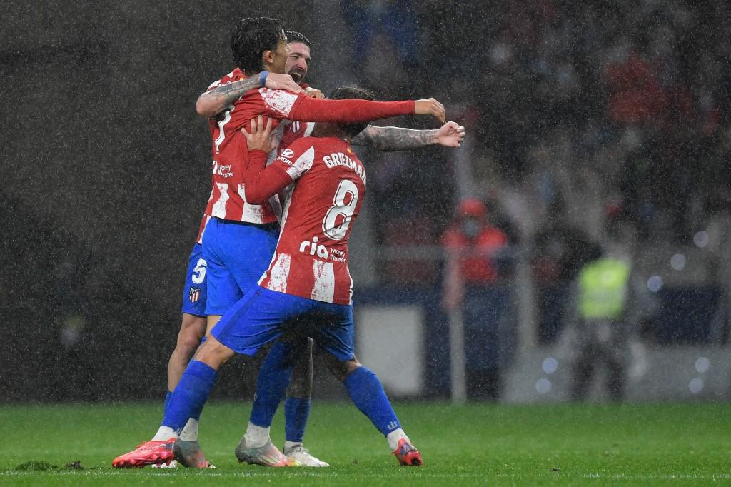 Joao Félix fue felicitado por sus compañeros tras marcar el definitivo 3-0.