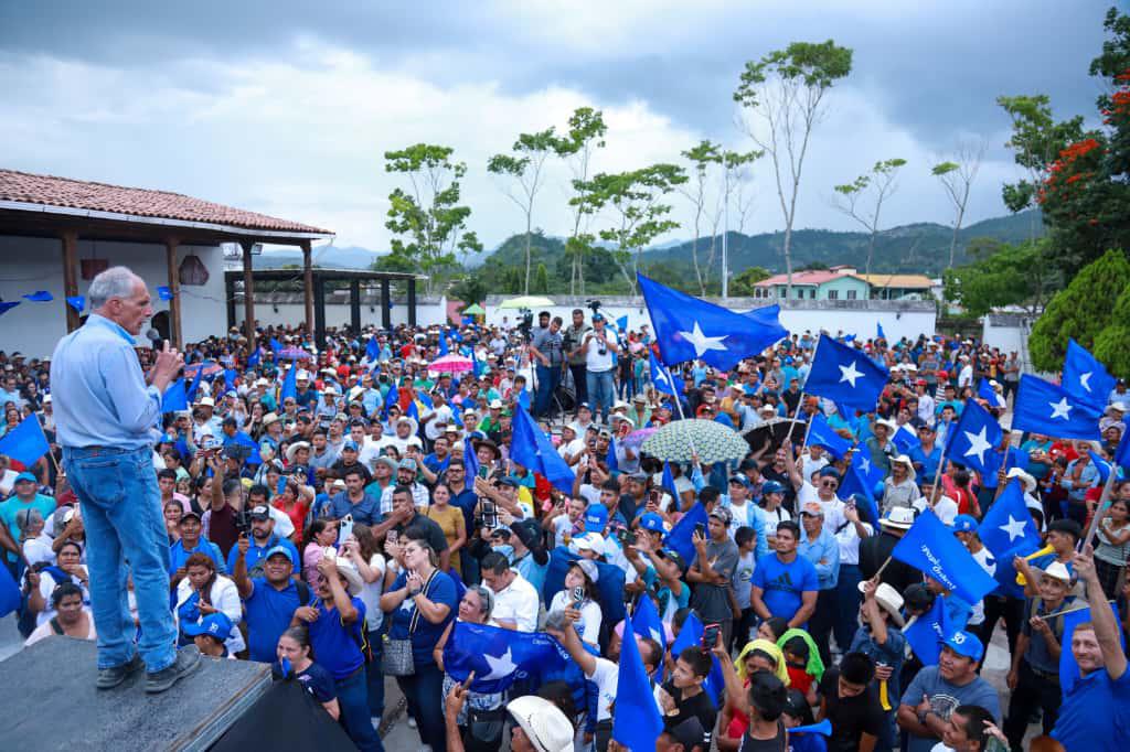 Tito Asfura promete un sistema de agua potable para Copán Ruinas