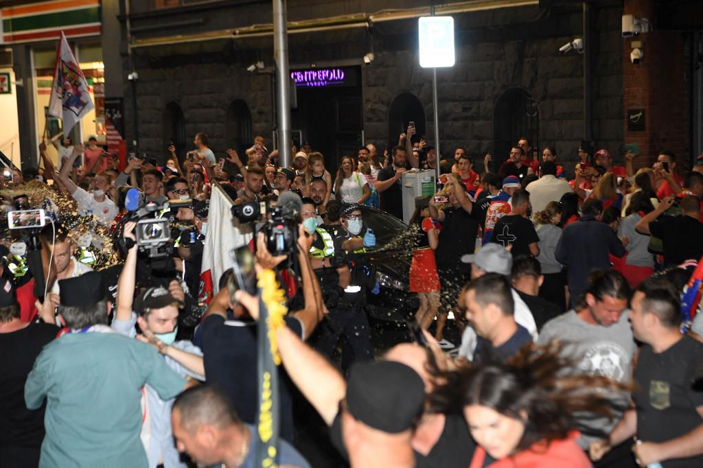 Centenares de serbios han celebrado la liberación de su tenista.