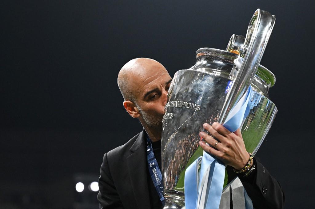 Pep Guardiola besando la “Orejona” conquistada como DT del Manchester City.