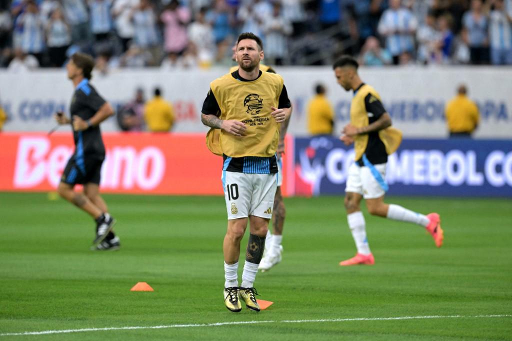 Leo Messi realizando ejercicios de calentamiento.