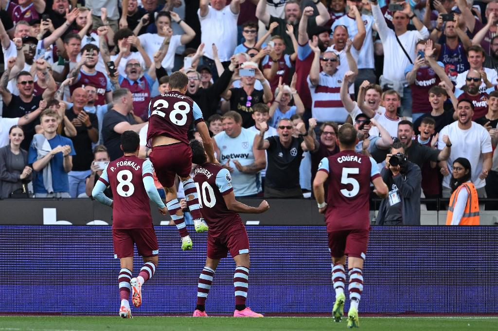 Plantilla del West Ham celebrando uno de los tres goles anotados ante Chelsea.