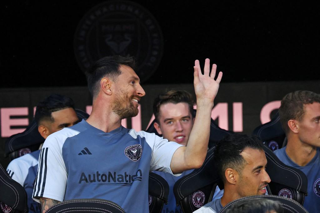 Leo Messi comenzó en el banquillo de suplentes y recibió el cariño ee los aficionados.