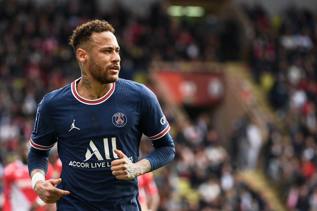 Neymar es cuestionado por su bajo rendimiento en el PSG.