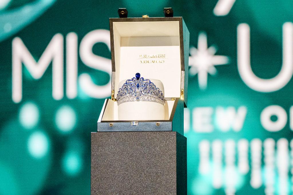 Una vista general de la corona del título de Miss Universo “Force for Good” durante la conferencia de prensa de presentación de la corona en el Centro de Convenciones Morial de Nueva Orleans el 12 de enero de 2023.