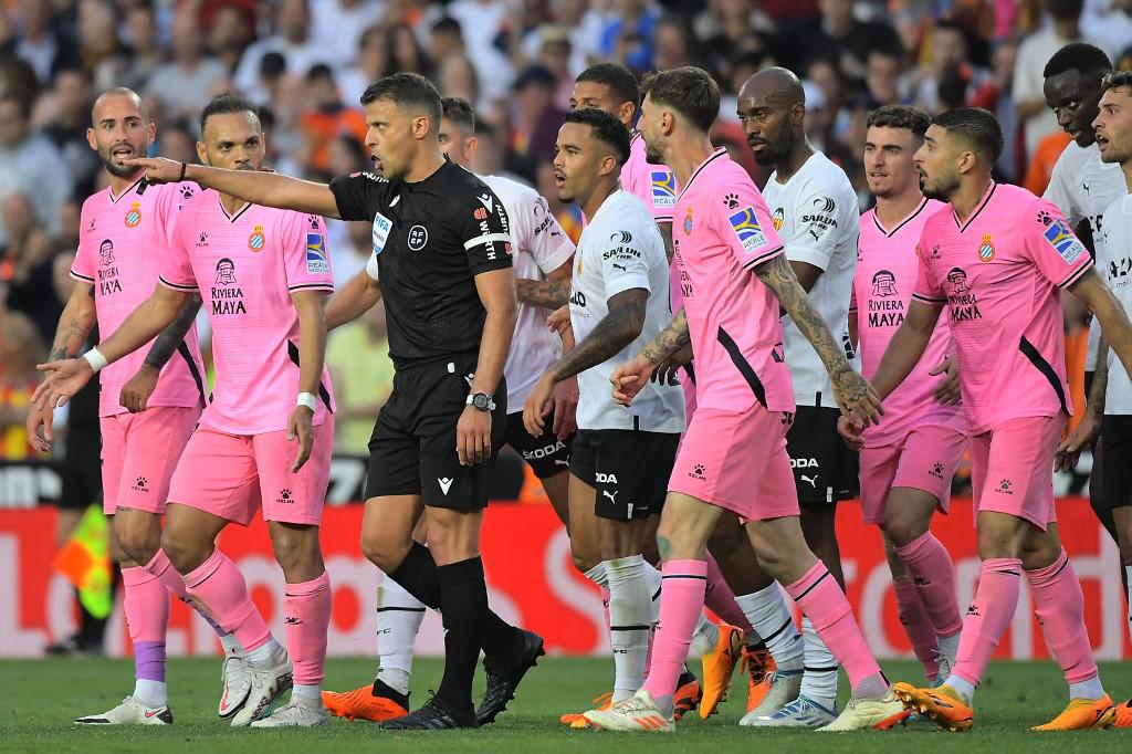 Jugadores del Espanyol le reclamaron al árbitro central Gil Manzano.