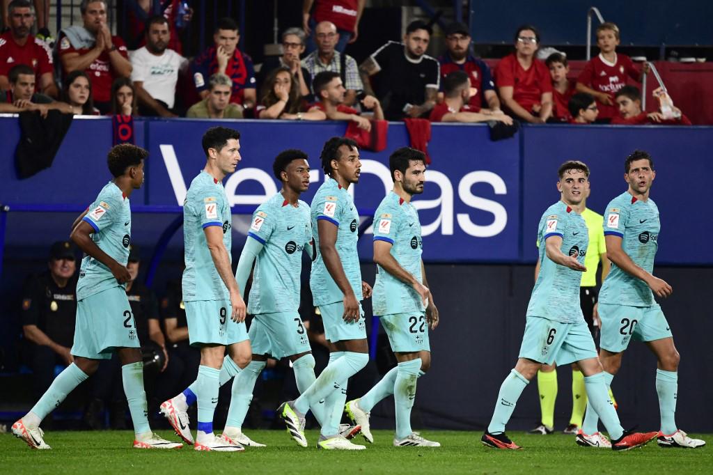 Koundé anotó el primer gol y fue felicitado por sus compañeros.
