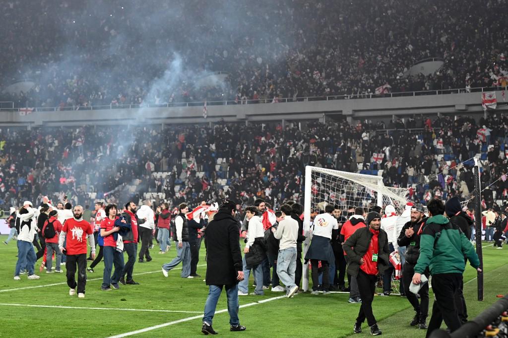 Invasión de campo por parte de aficionados de Georgia tras la clasificación de su selección.
